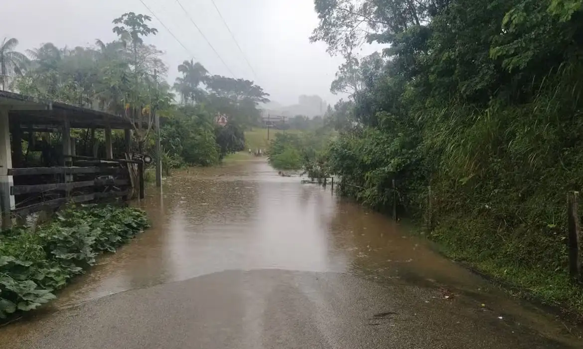 Natividade da Serra é vizinha de Ubatuba (imagem em destaque), cidade do litoral norte paulista que também sofreu com tempestades no final de semana