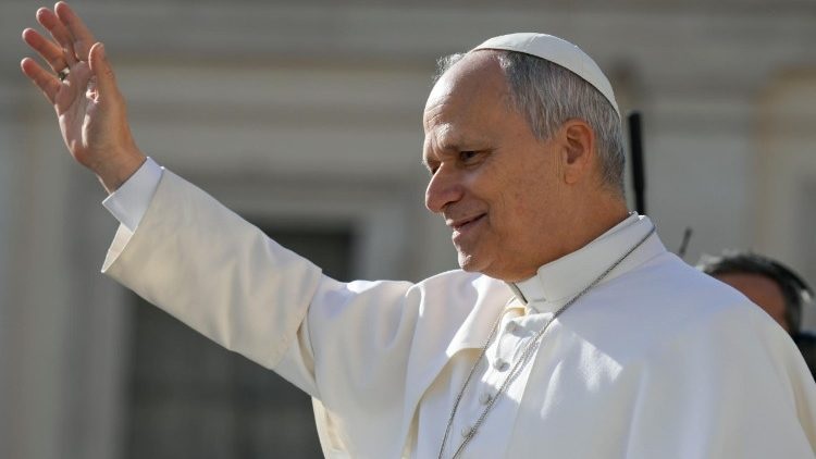Papa critica 'bilhões de dólares gastos em mortes' em meio a troca de farpas com Donald Trump