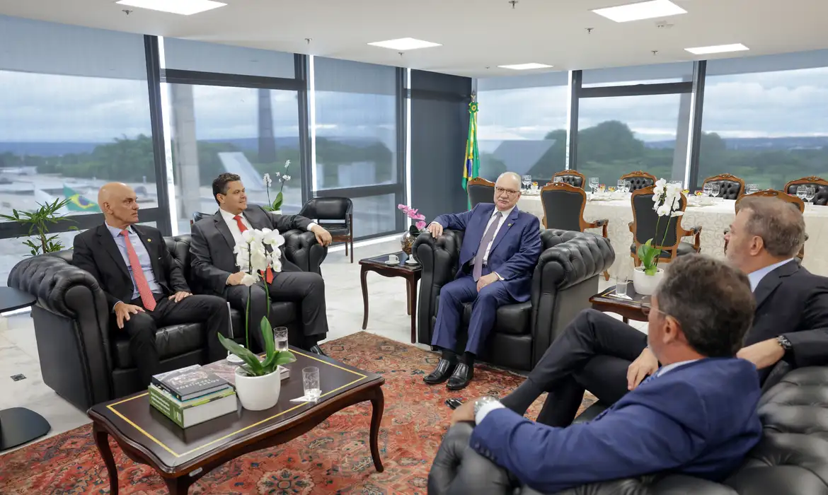 A proposta foi definida durante reunião realizada na manhã desta terça-feira (24) entre o presidente do STF, Edson Fachin, e os presidentes da Câmara dos Deputados, Hugo Motta, e do Senado, Davi Alcolumbre.