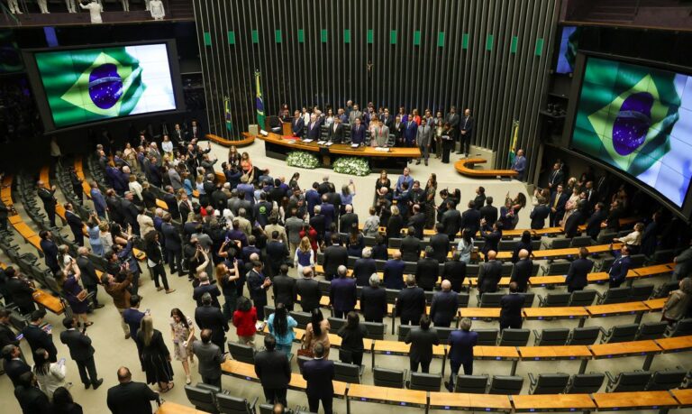 Congresso tem semana decisiva com 6x1, CPI e regulamentação de apps