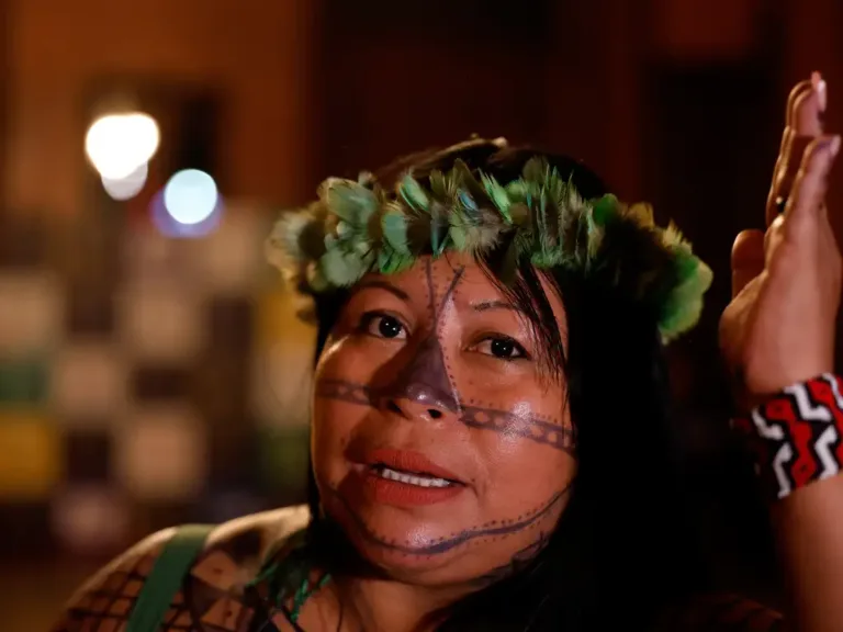 'Eles podem ter o poder do dinheiro, mas nós temos muito mais', diz Alessandra Munduruku