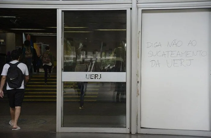 Na entrada da Universidade Estadual do Rio de Janeiro (UERJ) tem frase de protesto contra o sucateamento da instituição