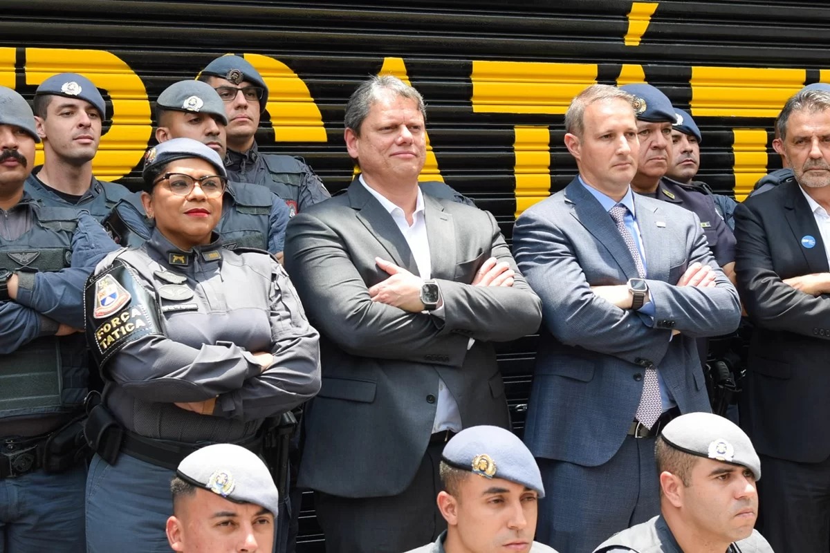 O governador Tarcísio de Freitas (Republicanos), de São Paulo, junto a policias militares