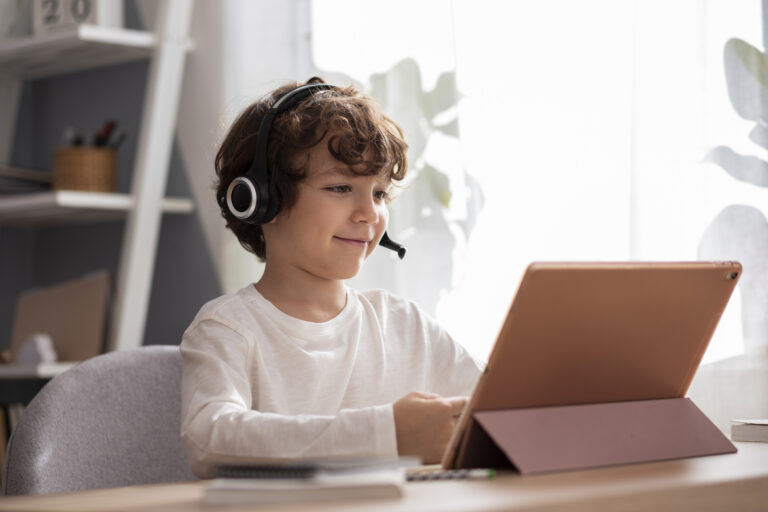 Tensão entre governos e Big Techs aumenta com novas leis de proteção infantil na internet