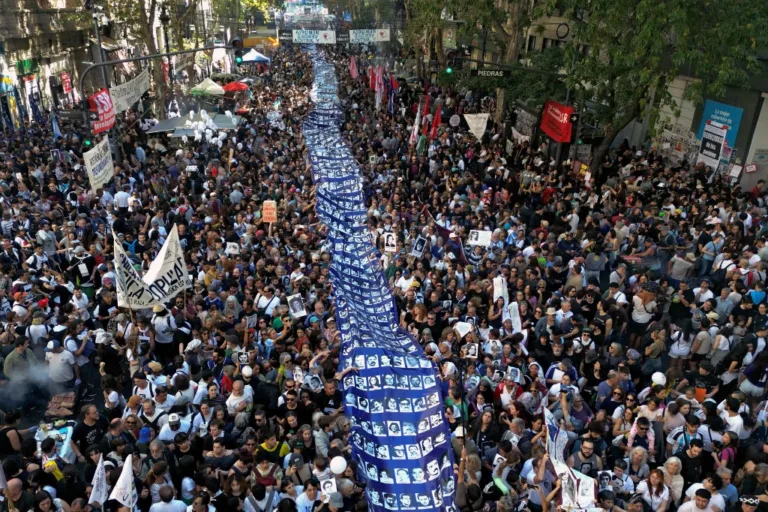 Multidão exige memória, verdade e justiça nos 50 anos do golpe militar na Argentina