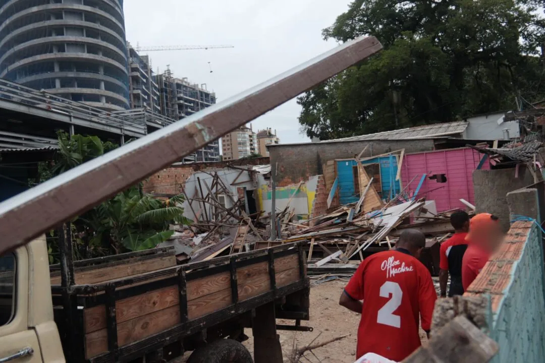 Pessoas foram flagradas demolindo os imóveis no Quilombo Kédi