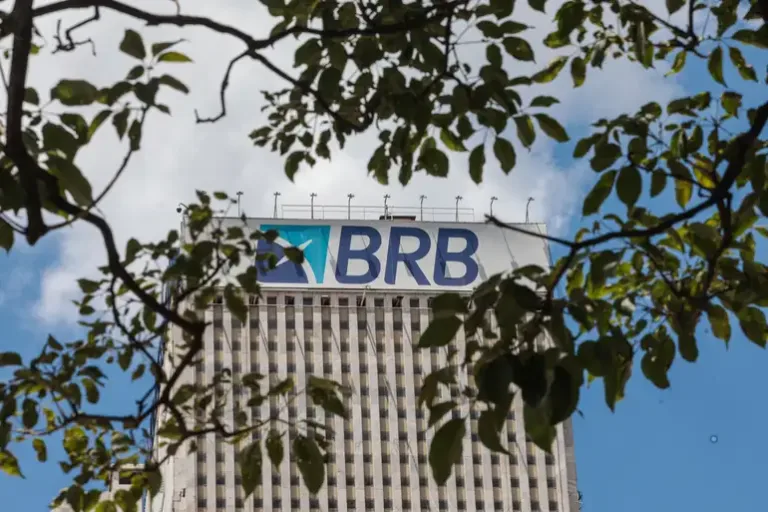 Justiça do DF suspende lei de Ibaneis que autorizava uso de terras públicas para reforçar o BRB