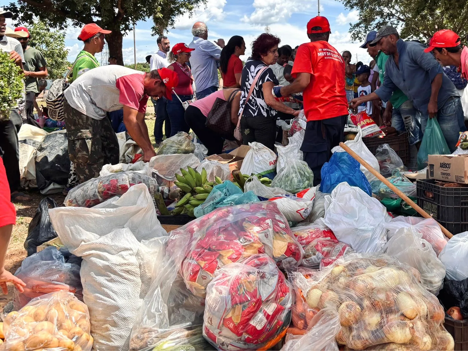 Mulheres do MST distribuem alimentos produzidos pela reforma agrária durante mobilização na Usina CBB, em Vila Boa (GO).