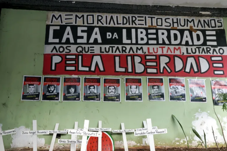 Ato em BH marca repúdio ao golpe de 1964 e celebra um ano da ocupação do antigo Dops