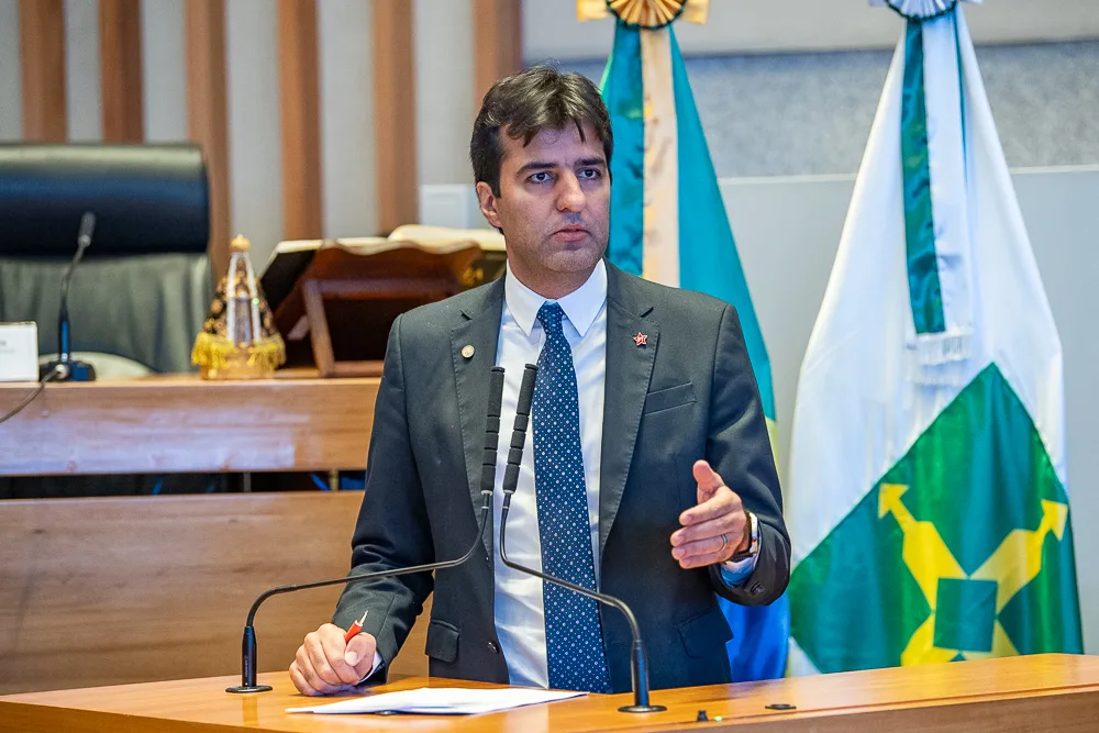 Deputado Gabriel Magno protocola representação contra a SEE/DF sobre atrasos na folha de pagamento.