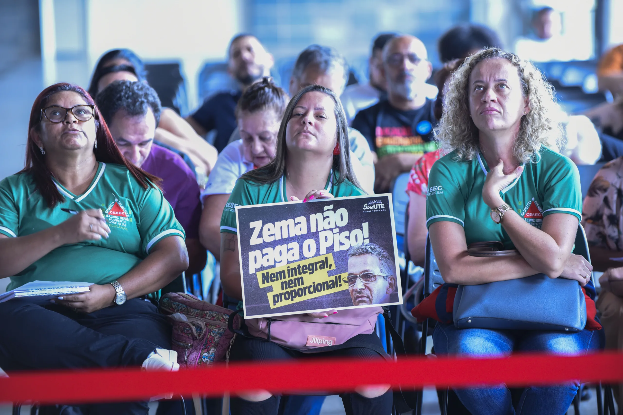 O Sindicato Único dos Trabalhadores em Educação de Minas Gerais (SindUTE/MG) classificou o percentual como insuficiente e reafirmou a deflagração de greve por tempo indeterminado a partir do dia 4 de março