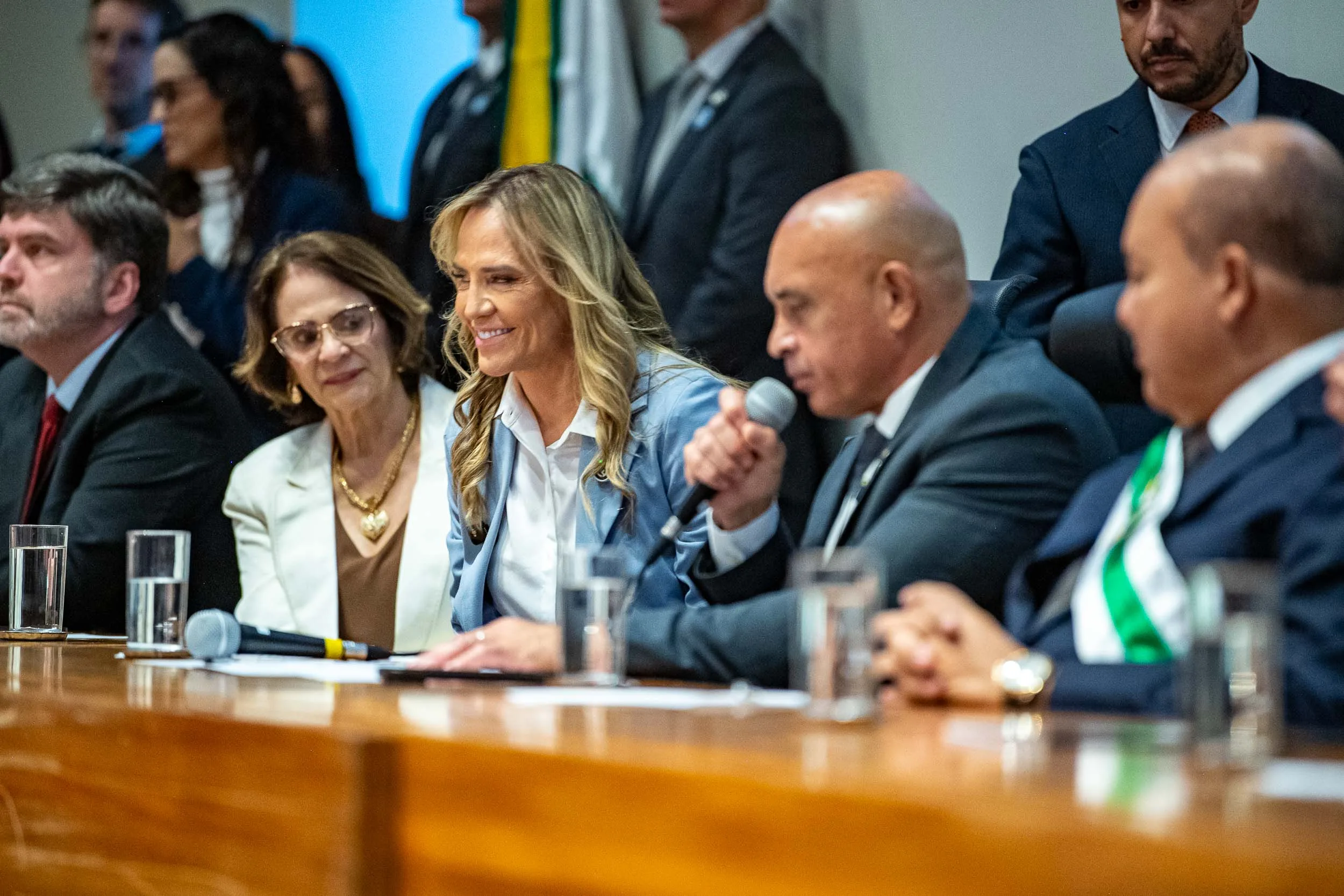 Ibaneis Rocha assina renúncia em Ceilândia, durante celebrações dos 55 anos da cidade, encerrando seu mandato à frente do GDF.