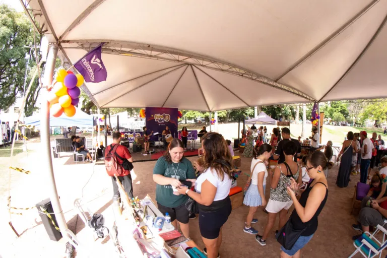 Feira da Vivi reúne mulheres e fortalece autonomia econômica em Porto Alegre