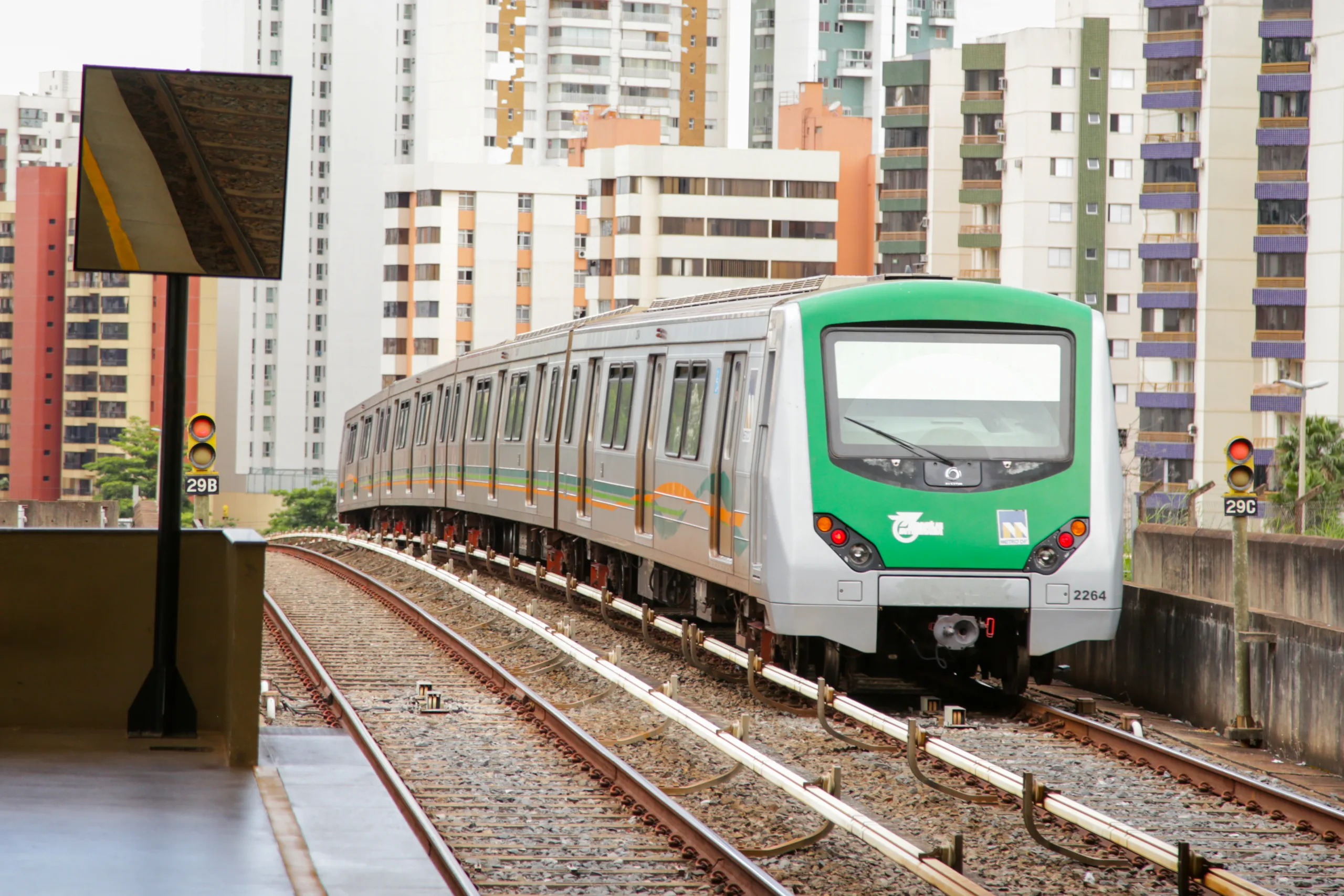 Metroviários do DF aprovam greve após denunciarem sucateamento do sistema, falta de investimentos e déficit de servidores.