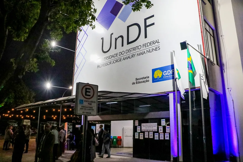 Estudantes da UnDF denunciam falta de diálogo e risco de evasão após decisão de transferir cursos