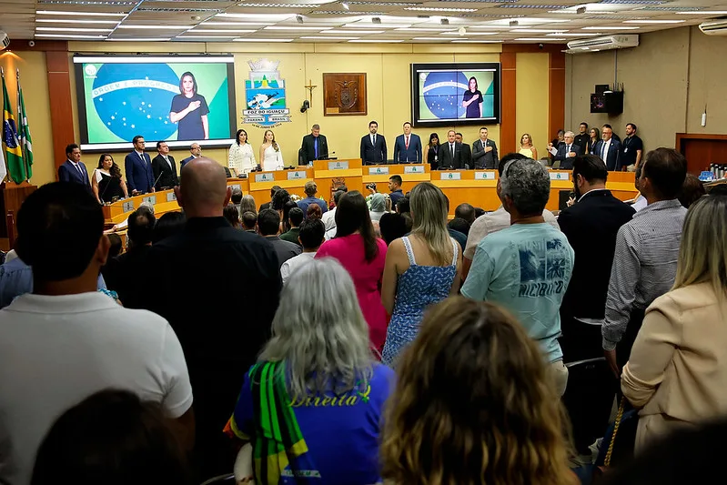 Nenhum dos 11 vereadores homens que integram a atual legislatura da Câmara Municipal de Foz do Iguaçu assinou a moção de repúdio contra o prefeito General Silva e Luna.