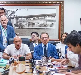Nelson Souza (à direita), se reúne com deputados nesta segunda-feira para tratar do BRB