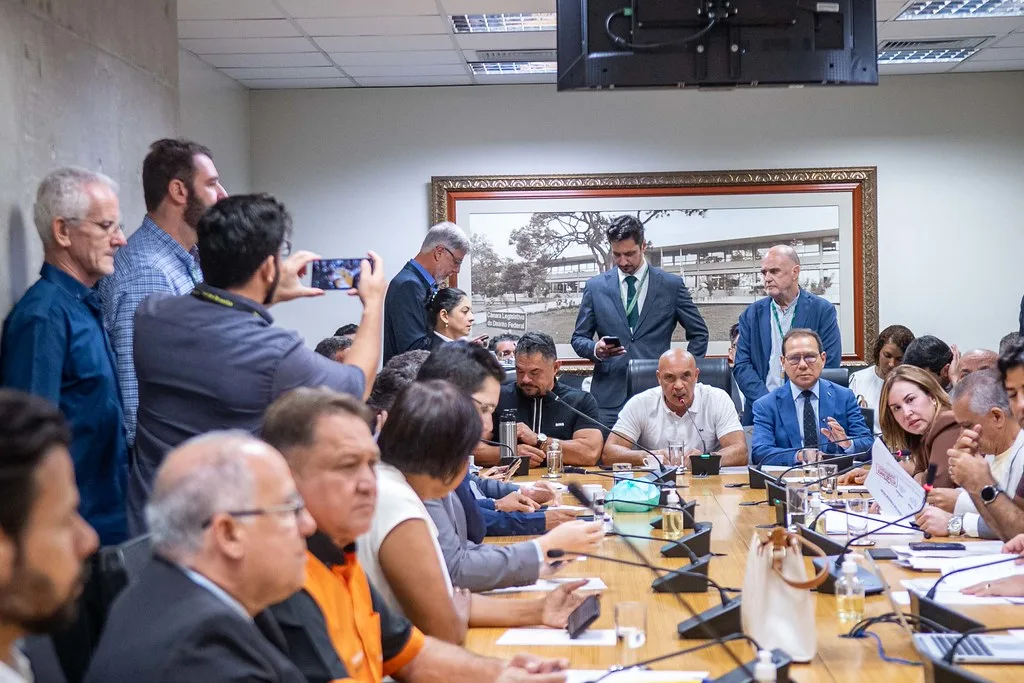Parlamentares analisam projeto de capitalização do BRB durante reunião na Câmara Legislativa