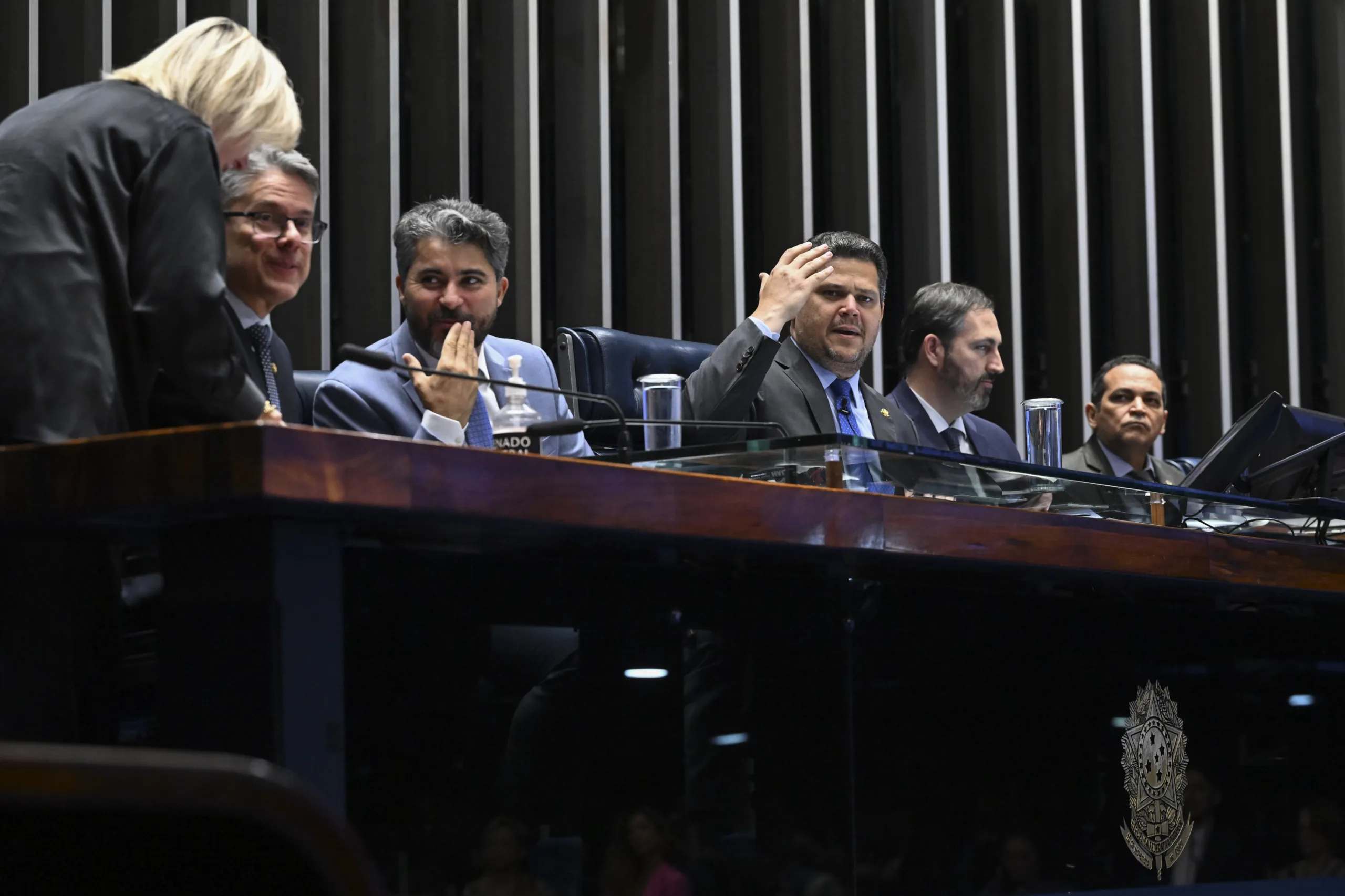 A mesa diretor do Senado Federal nesta terça (3). Ao centro, o presidente da Casa, Davi Alcolumbre (UB-AP) gesticula com a mão direita