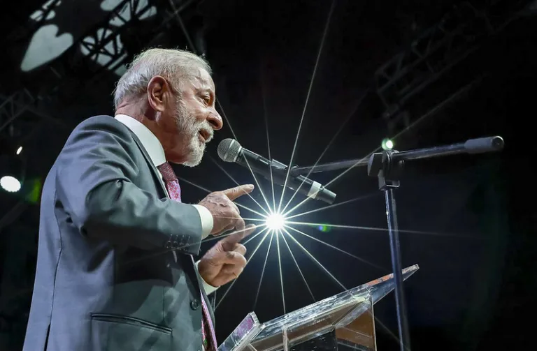 PT inclui fim da escala 6×1, tarifa zero e soberania em diretrizes para reeleição de Lula