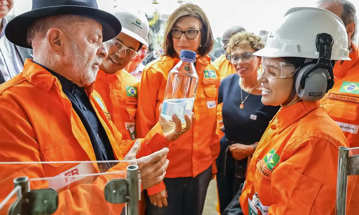 Andreia Verdélio – Repórter da Agência Brasil Publicado em 20/03/2026 - 16:06 Brasília Betim (MG), 20/03/2026 - Presidente da República, Luiz Inácio Lula da Silva, durante visita às instalações da Regap, no Distrito Industrial Paulo Camilo Sul. Foto: Ricardo Stuckert/PR© Ricardo Stuckert/PR Versão em áudio