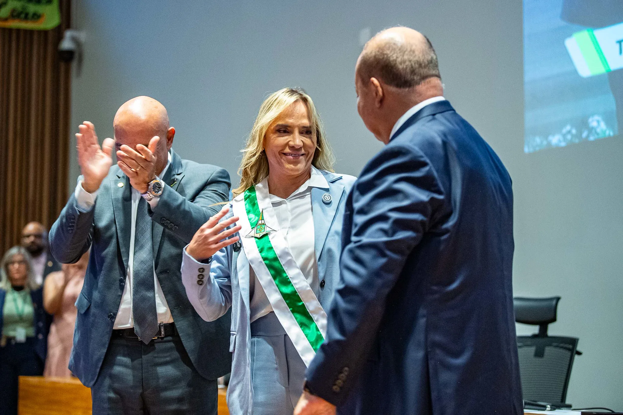 Celina Leão toma posse como governadora do DF na CLDF, em cerimônia marcada por discursos políticos e religiosos.