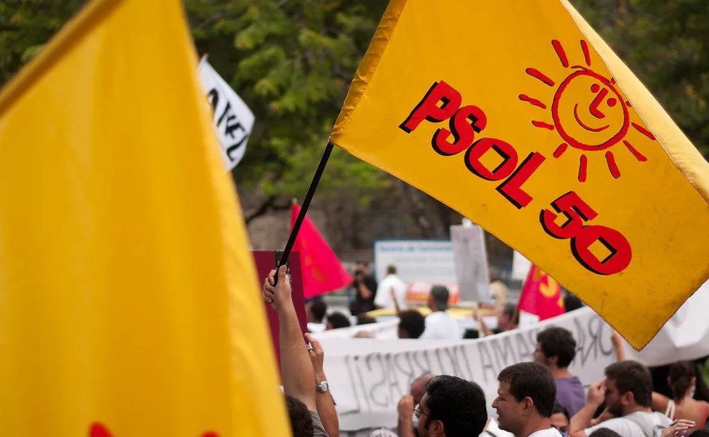 Militantes carregam a bandeira do Psol