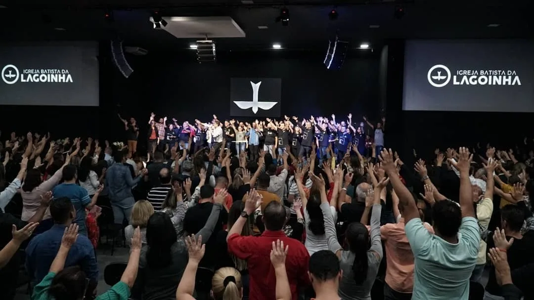 Fiéis mostraram indignação com a "falta de transparência" da Igreja Batista da Laginha após envolvimento da instituição no escândalo do banco Master.