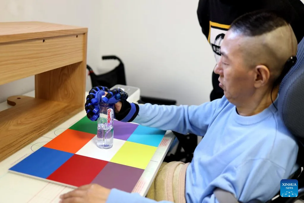 Em Pequim, uma equipe médica chinesa implantou um processador sem fio no crânio de um homem paralisado recuperando significativamente suas habilidades motoras, incluindo a capacidade de beber água sozinho