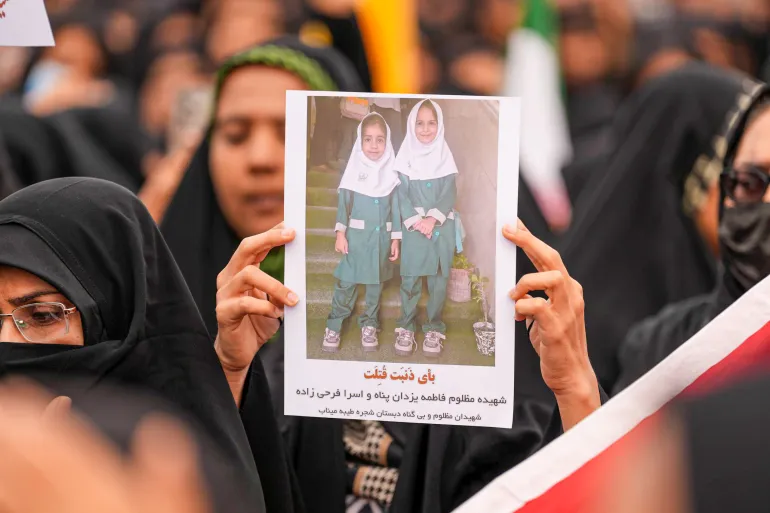 Manifestantes e familiares carregam retratos de estudantes durante o funeral das crianças que perderam a vida depois que uma escola primária em Minab, na província iraniana de Hormozgan, foi atingida em ataques dos Estados Unidos e Israel em 3 de março de 2026