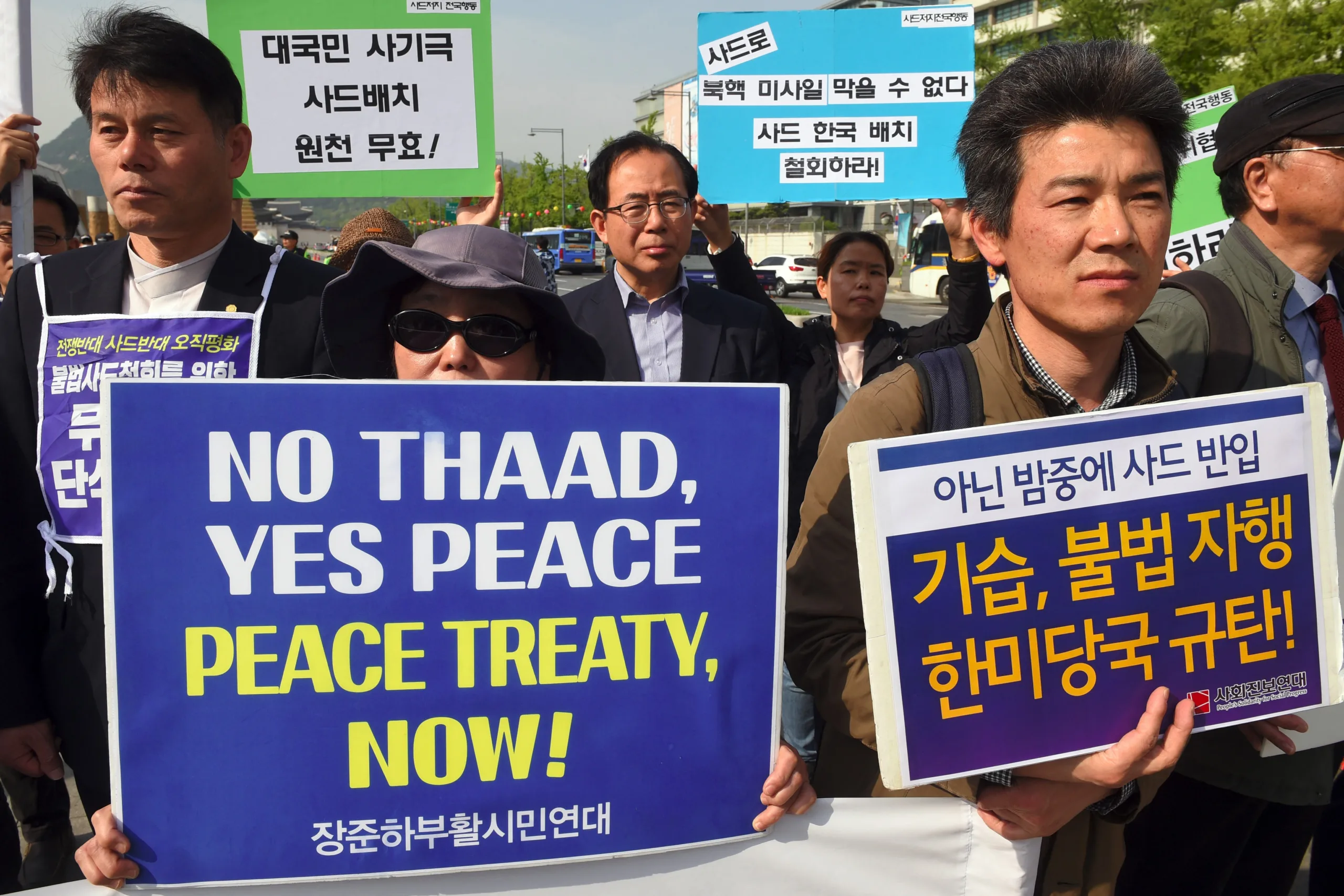 Coreanos protestam contra a instalação do sistema de defesa antimíssil Terminal High Altitude Area Defense (THAAD) dos EUA perto da embaixada estadunidense em Seul, em 28 de abril de 2017.