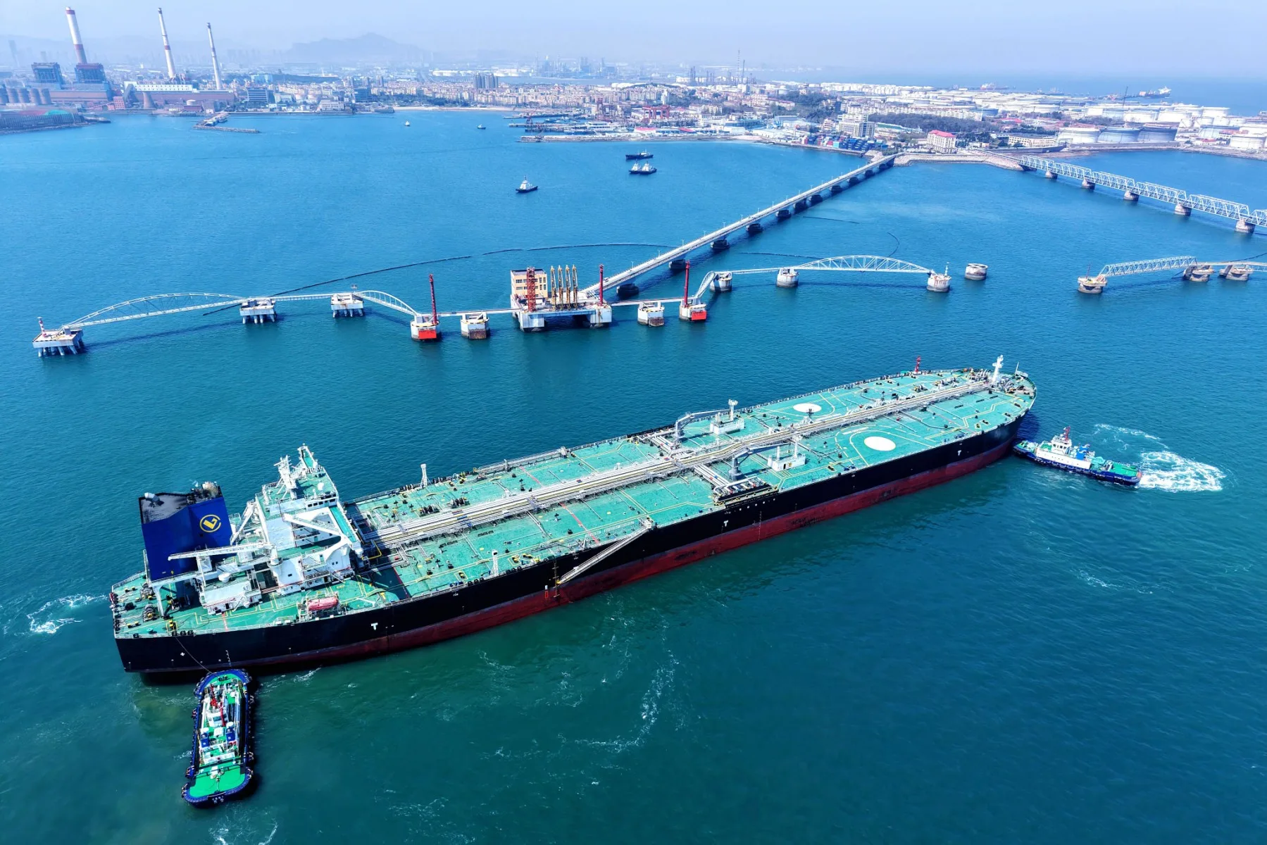 Petroleiro chega ao porto de Qingdao, na província de Shandong, no leste da China