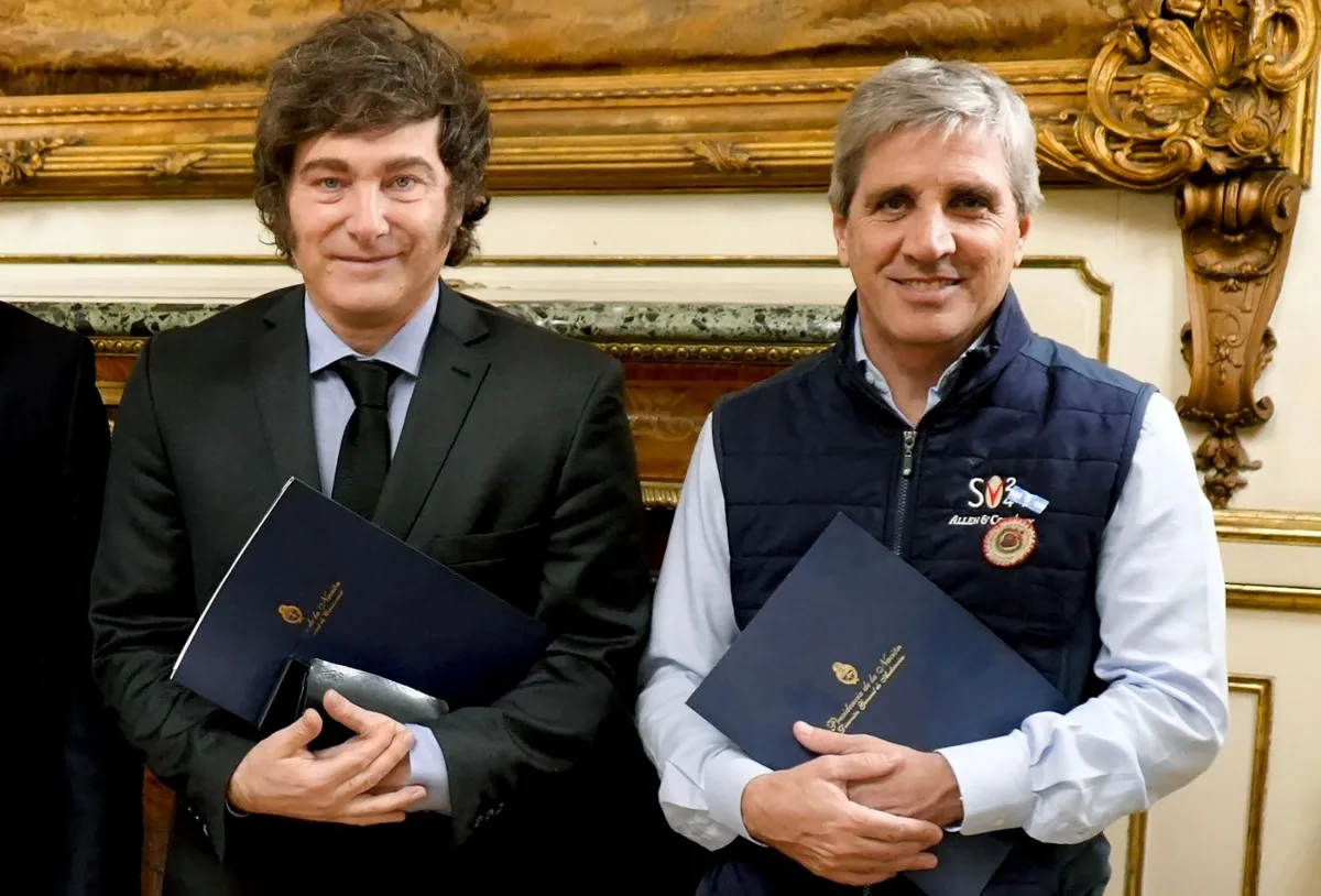 Presidente Javier Milei e o ministro da Economia, Luis Caputo; governo argentino segue sem conter a pressão da inflação
