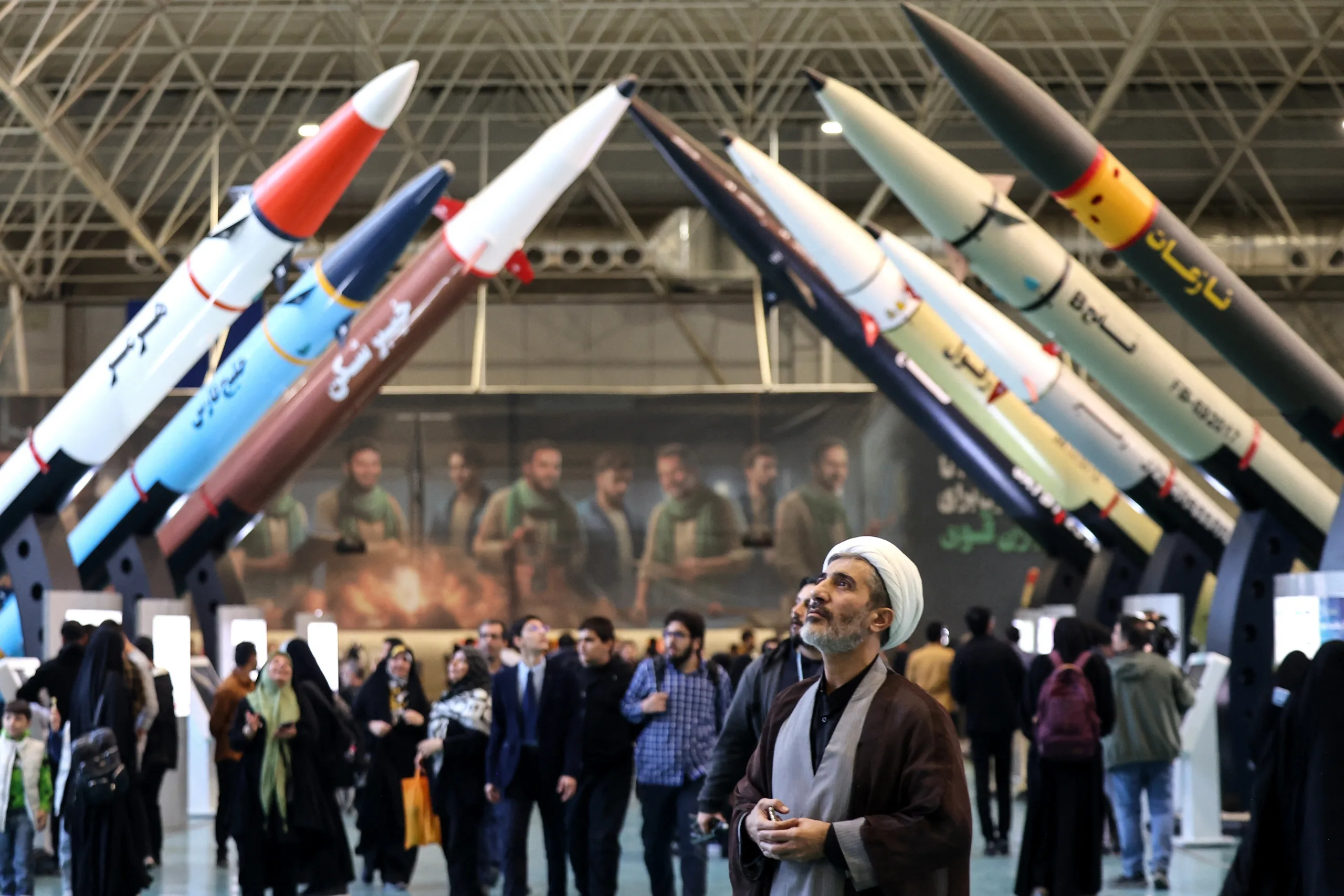 Iranianos visitam uma exposição que mostra as conquistas em mísseis e drones em Teerã, em 12 de novembro de 2025.