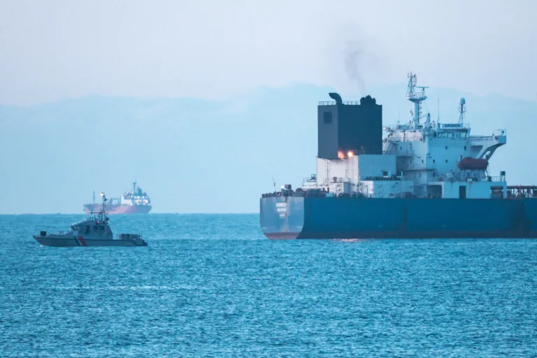 Há 4 dias, cidadãos russos seguem detidos em navio apreendido na Suécia; entenda o caso