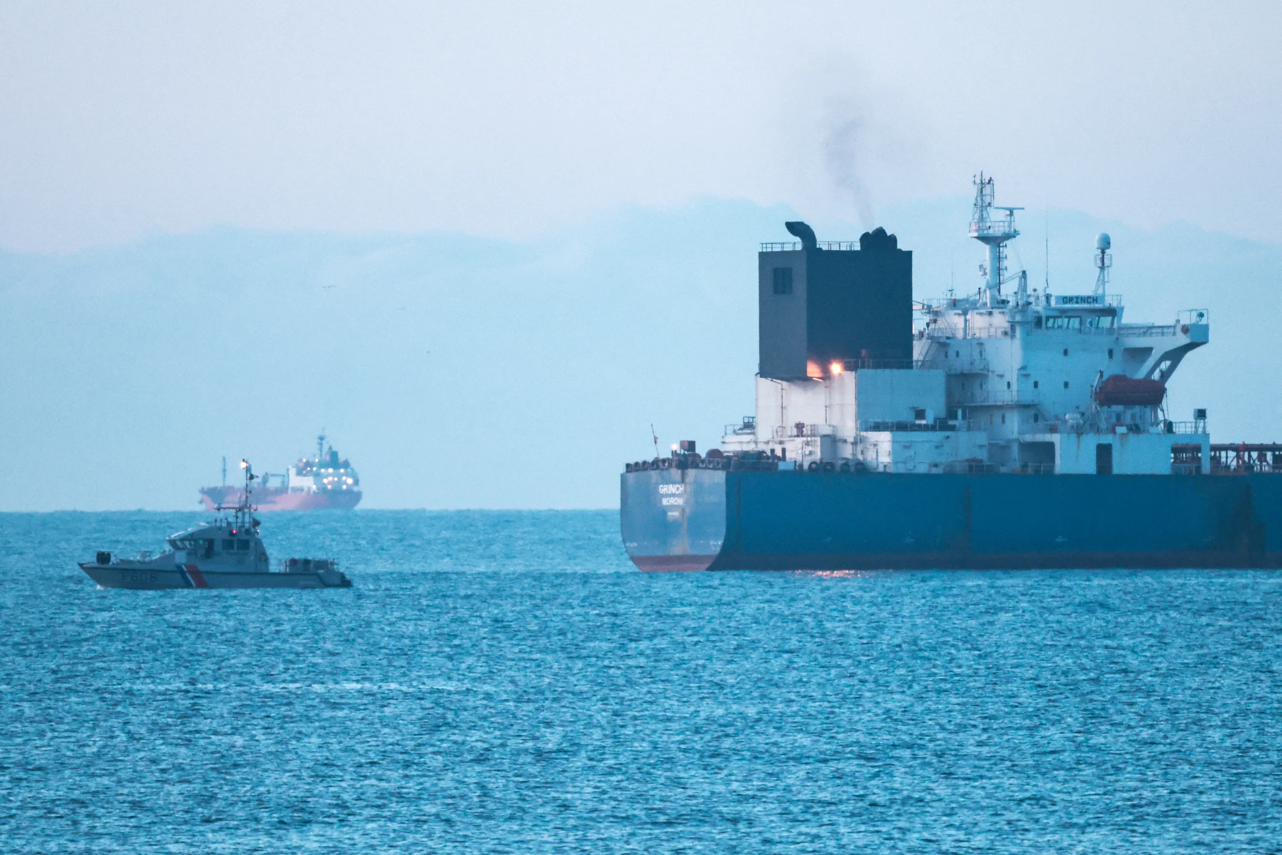 Imagem de petroleiro suspeito de pertencer à frota paralela russa, é visto sendo vigiado por um navio da Marinha Francesa em Martigues, perto do porto de Marselha-Fos, França, em 25 de janeiro de 2026.