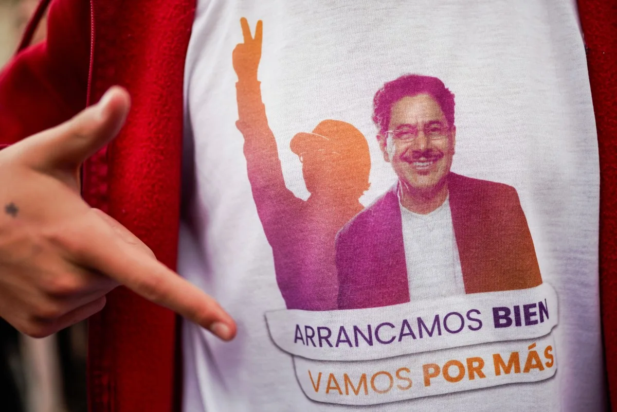 Apoiadora do candidato presidencial do Pacto Histórico, Iván Cepeda, usa camiseta com a imagem do senador e a frase “Começamos bem. Vamos por mais”, durante ato de encerramento da campanha dos candidatos do partido ao Congresso, na Praça Bolívar, em Bogotá, em 27 de fevereiro de 2026. (Foto: Sergio Yate / AFP)