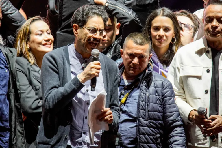 Iván Cepeda lidera corrida presidencial na Colômbia com 44%, aponta pesquisa