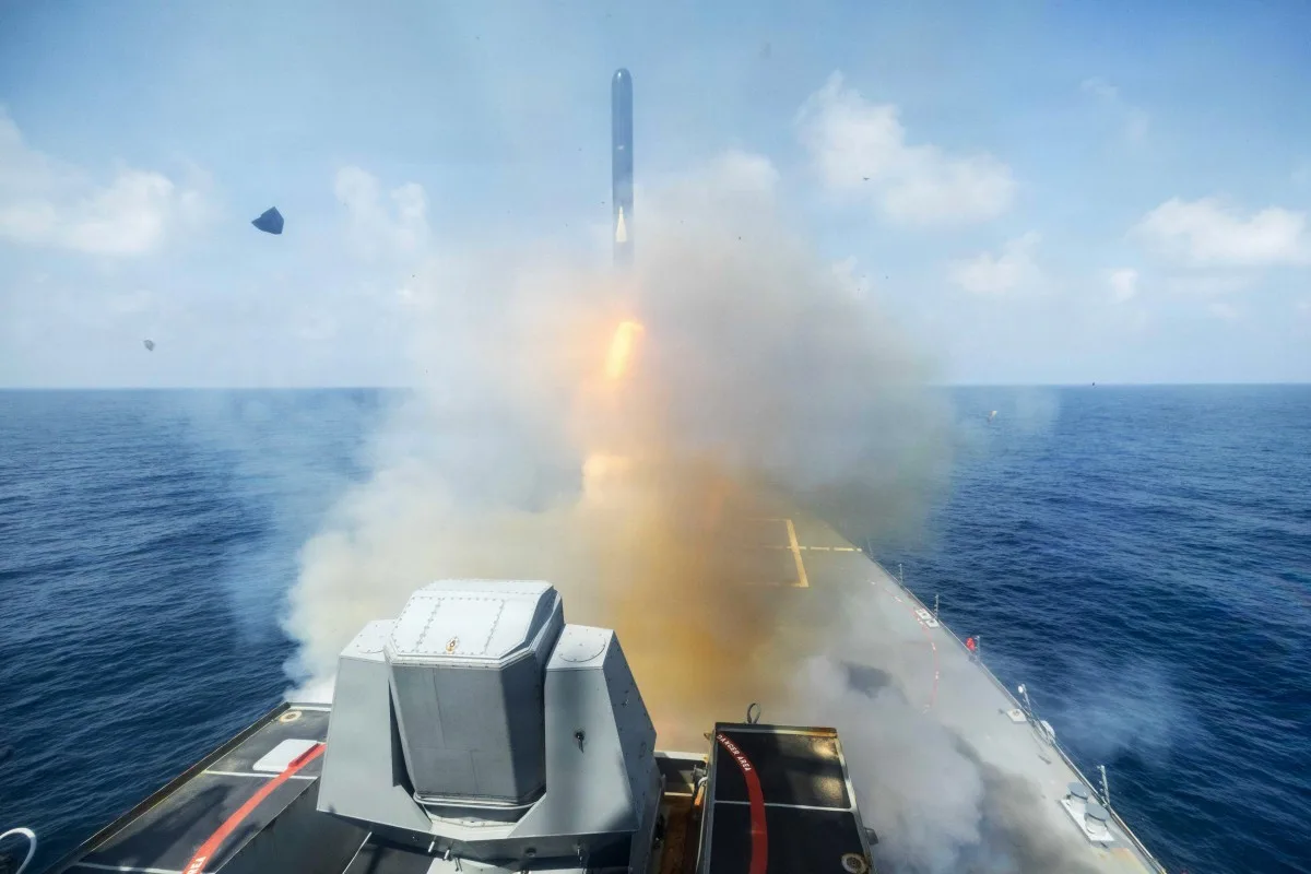 Míssil estadunidense Tomahawk disparado no sábado (28)