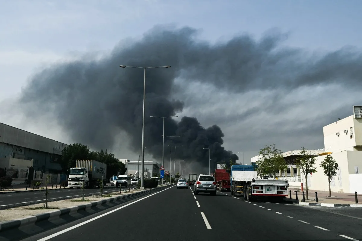 Fumaça de explosão causada por míssel iraniano em Doha, no Catar, nesta segunda (2)