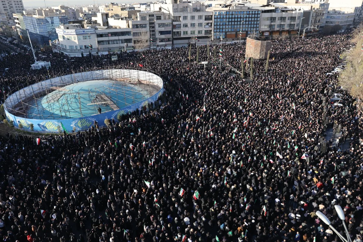 Praça de Teerã, capital do Irã, lotada para velar a morte do líder supremo iraniano Ali Khamenei
