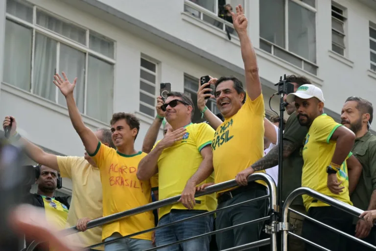 Flávio Bolsonaro e Nikolas Ferreira estão entre contatos de Daniel Vorcaro