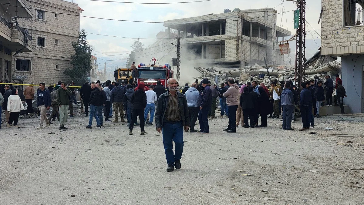 Defesa civil libanesa nos destroços causados por ataque israelense ao Vale do Beca no Sul do Líbano