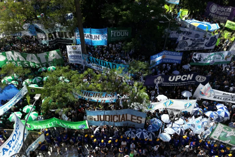 Sindicatos argentinos vão à Justiça contra reforma de Milei que tira direitos dos trabalhadores