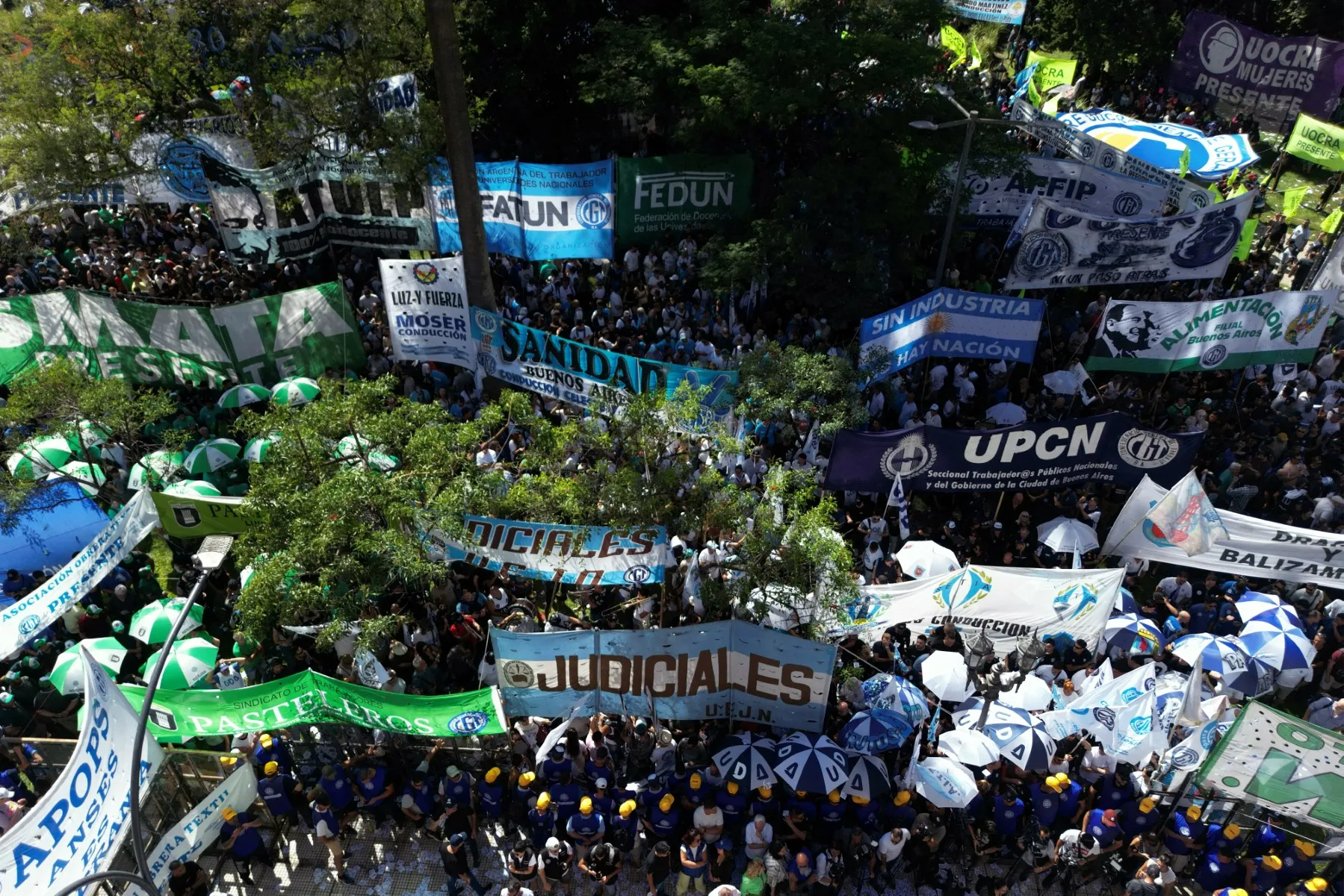 Vista aérea de sindicatos e membros dos tribunais trabalhistas durante um protesto em apoio à ação judicial contra a reforma trabalhista do presidente argentino Javier Milei, em frente ao tribunal argentino em Buenos Aires, em 2 de março.
