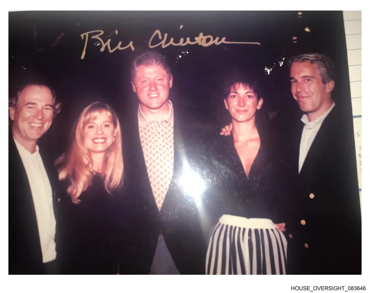 Foto sem data do ex-presidente dos EUA Bill Clinton com o criminoso sexual Jeffrey Epstein