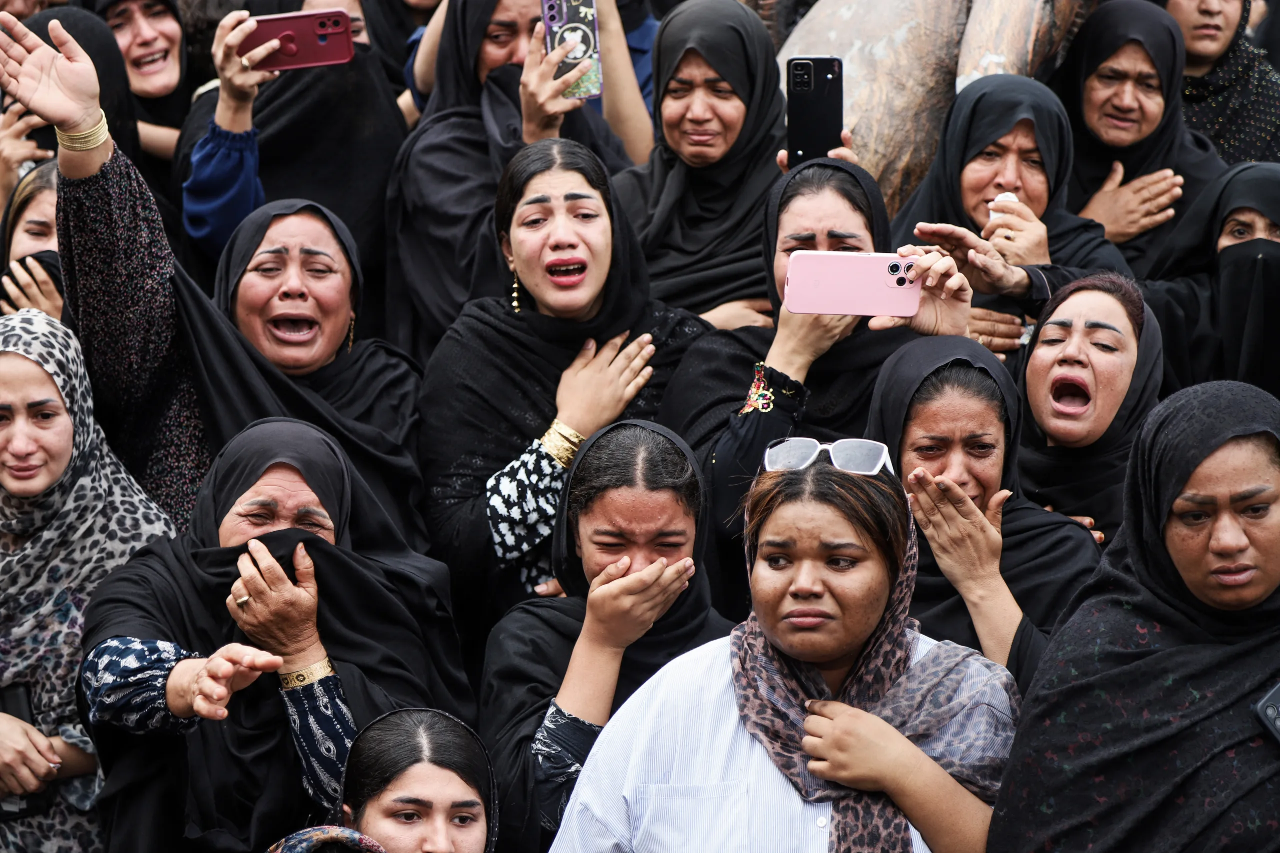 Pessoas em luto durante o funeral de crianças assassinadas pelo bombardeio de Estados Unidos e Israel a uma escola primária na cidade iraniana de Minab, província de Hormozgan - 3 de março de 2026.
