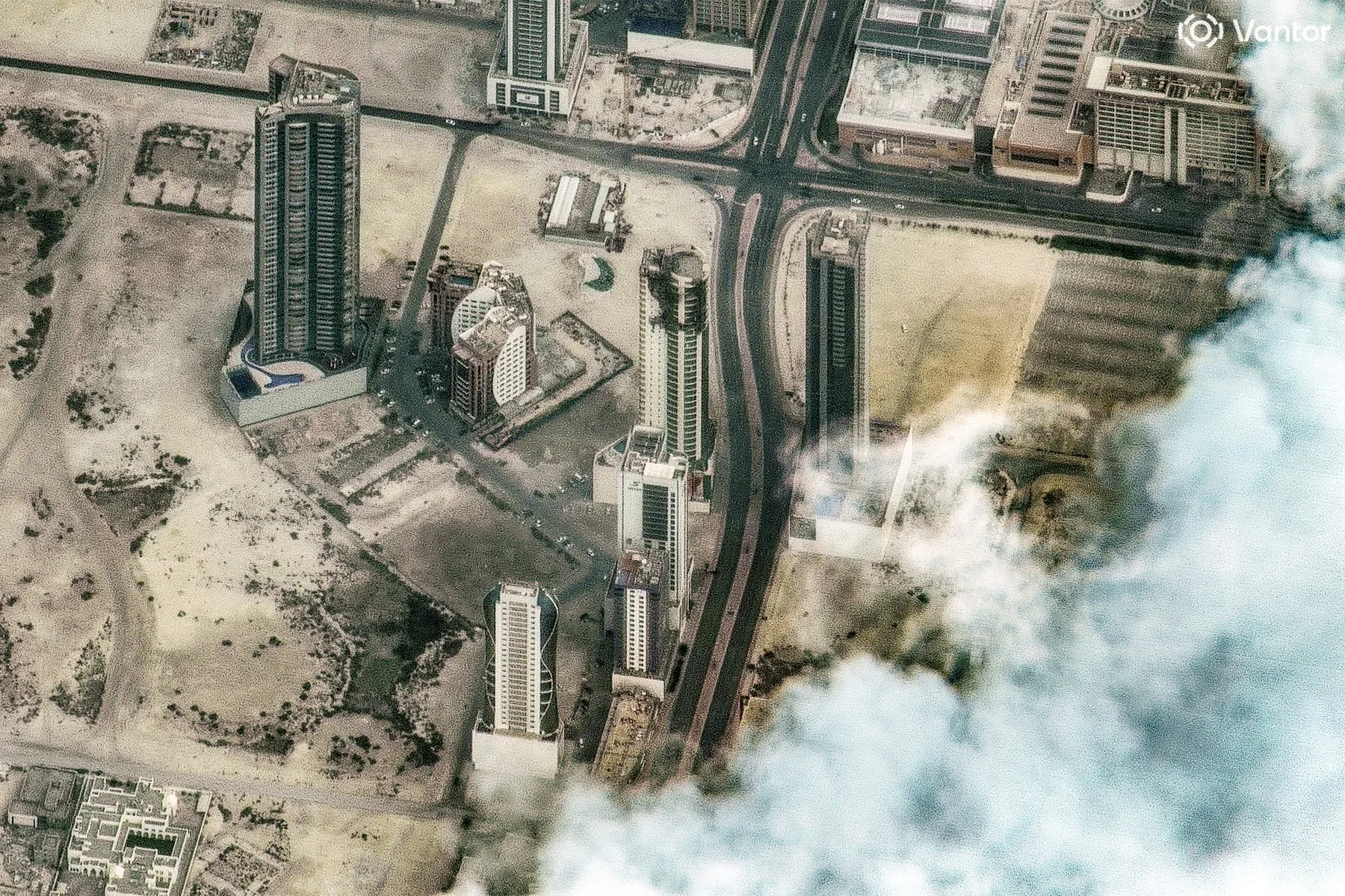 Imagens de satélites mostram danos causados ​​por ataque iraniano a edifício em Manama, capital do Bahrein
