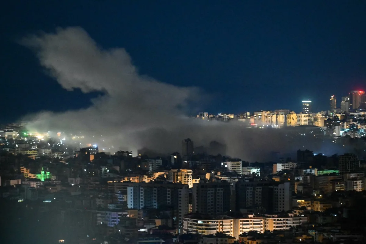Fumaça sobe do local de um ataque aéreo israelense que atingiu uma área no bairro sul de Beirute em 5 de março de 2026