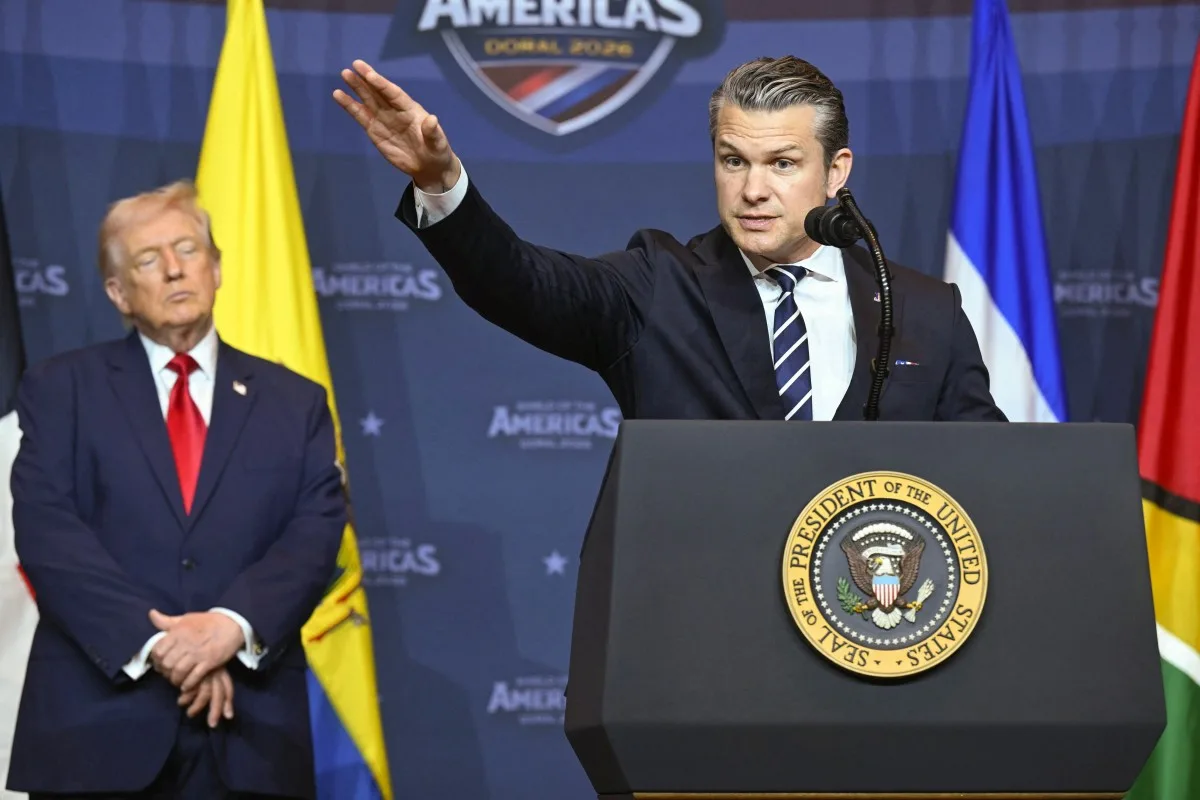 Trump acompanha fala do secretário de Defesa dos Estados Unidos, Pete Hegseth, durante a cúpula do Escudo das Américas, em Doral, na Flórida. Presença de Hegseth reforçou o tom militarizado da iniciativa anunciada por Trump em 7 de março (Foto: Saul Loeb/AFP)